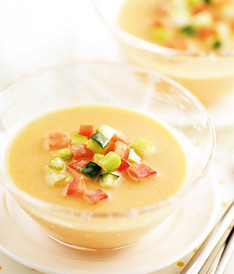 健康野菜ドリンクと豆乳の冷たいスープ