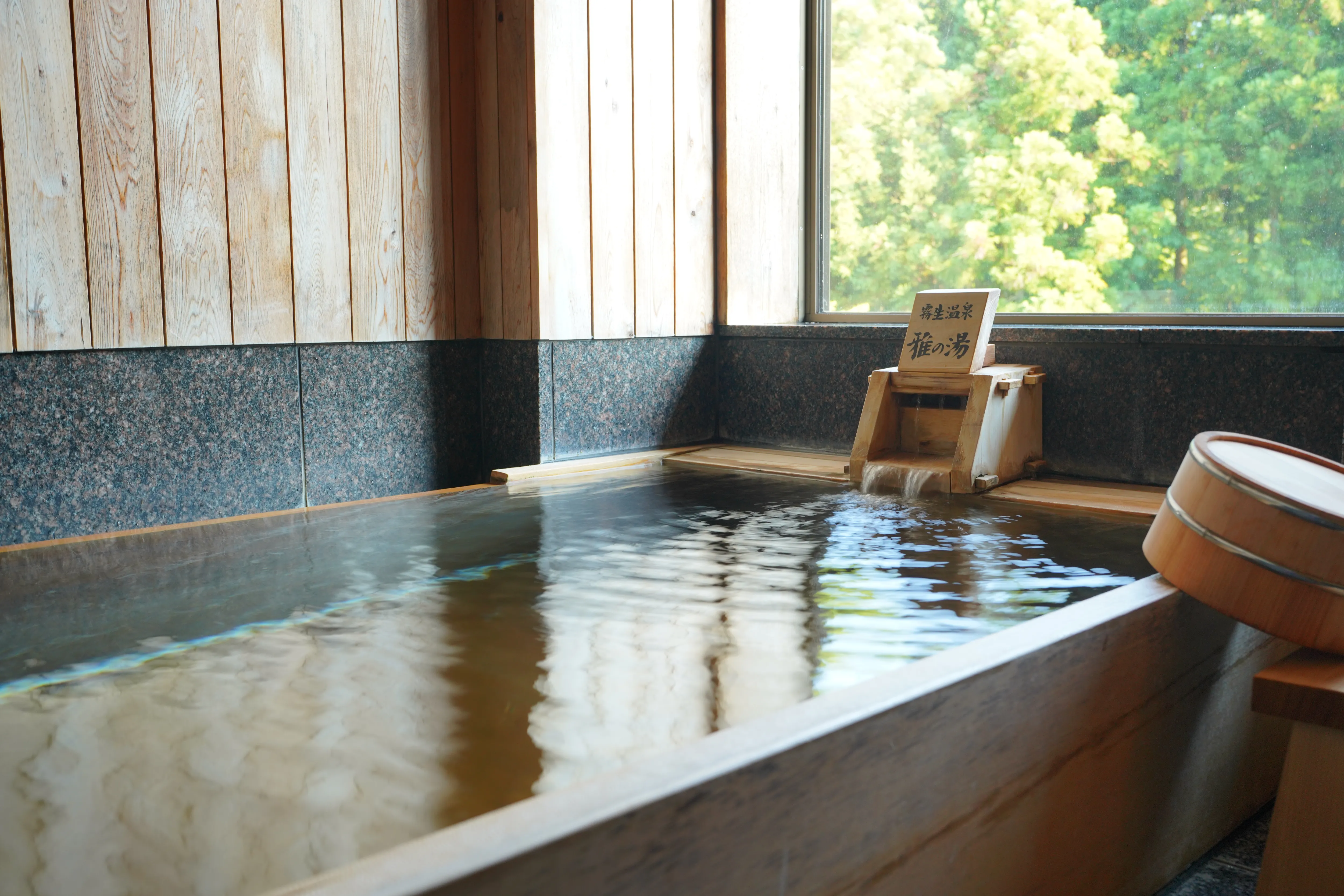 霧生温泉 客室浴場