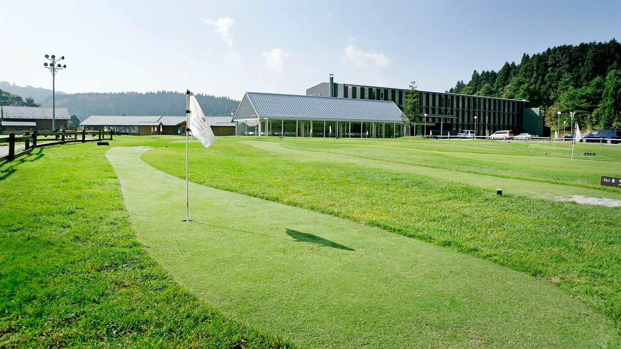高原の鮮やかなゴルフコース